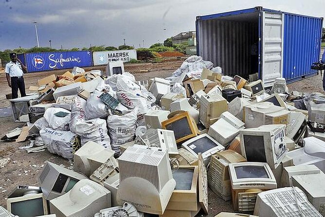 Accra E-waste and Recycling experience in Agbogbloshie - Makola Market: Accra’s daily rhythm before you hit the scrapyard